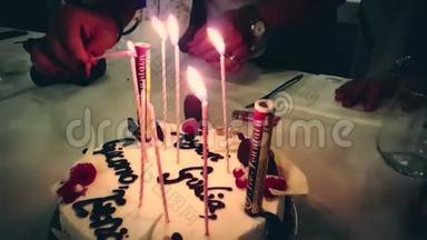 在生日蛋糕上燃烧火花，写着生日快乐。 生日快乐，火花像烟火一样燃烧，快乐